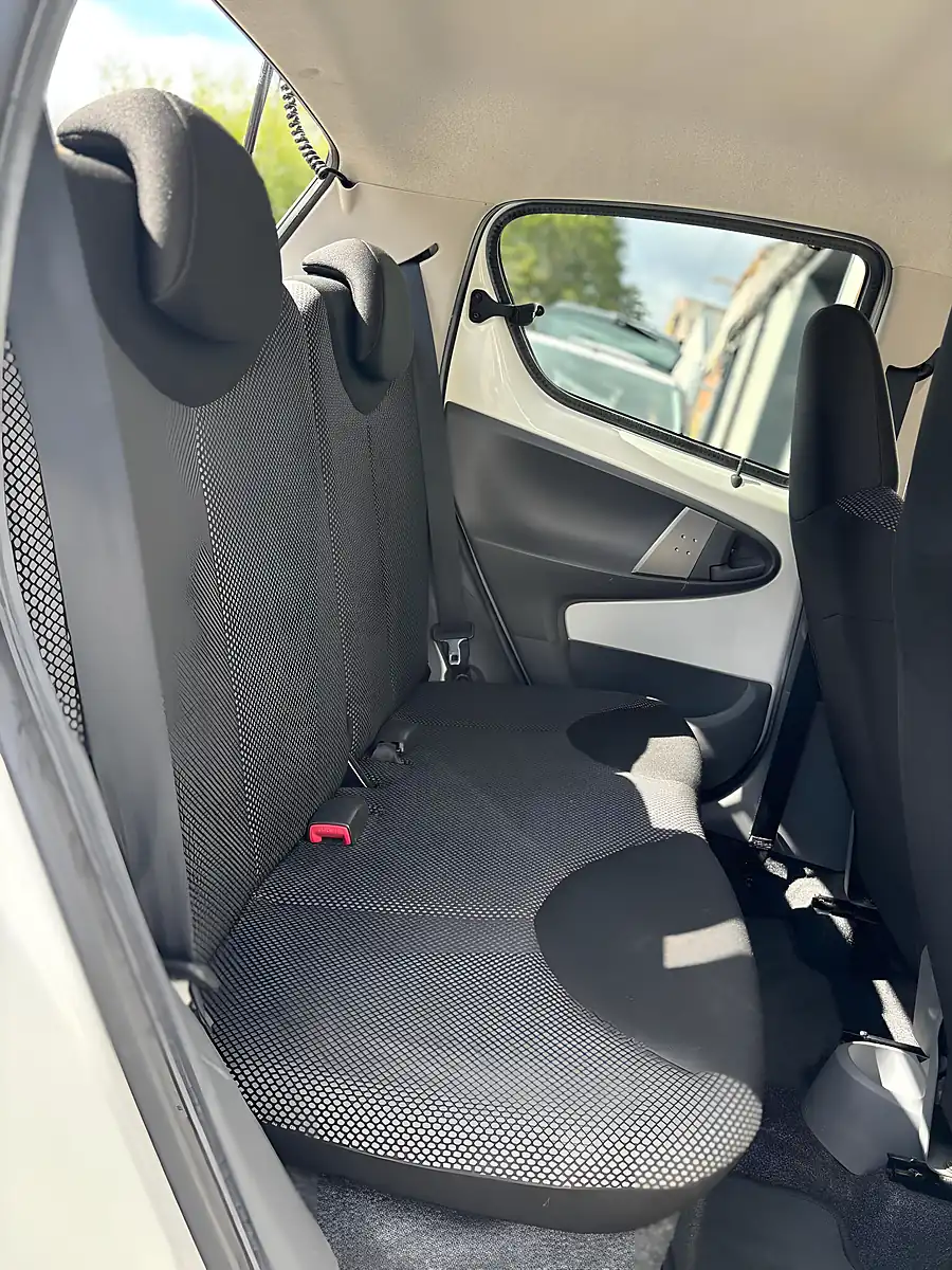 Used 2011 Toyota Aygo Go White - Interior and Exterior details 11