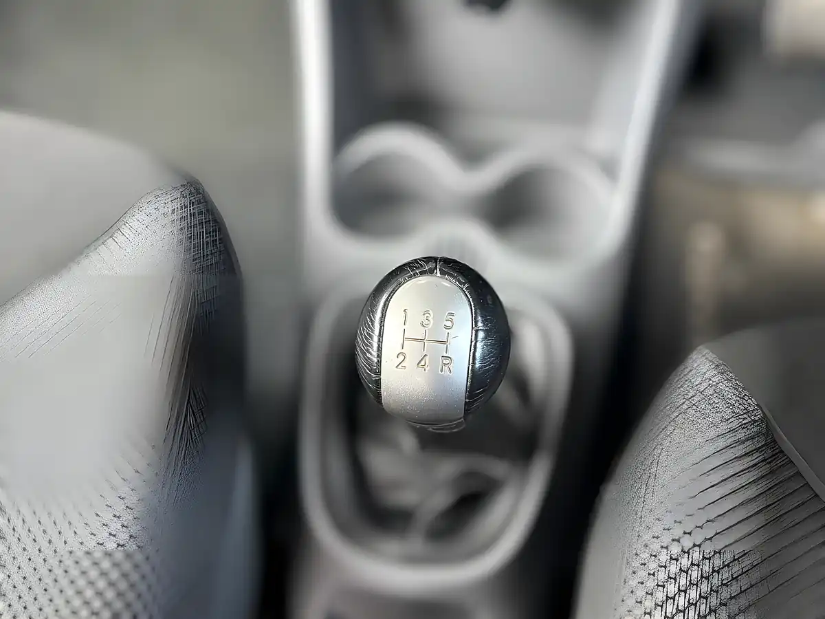 Used 2011 Toyota Aygo Go White - Interior and Exterior details 12