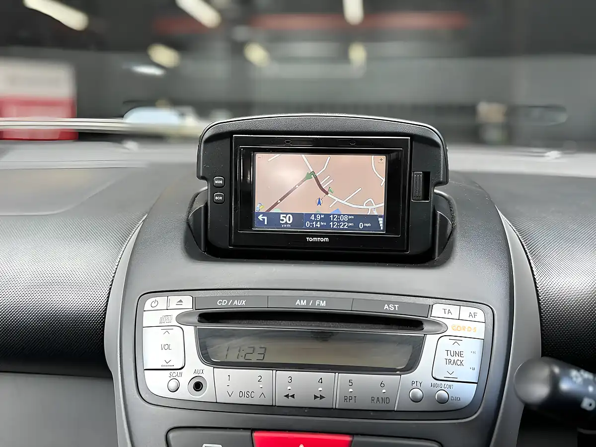 Used 2011 Toyota Aygo Go White - Interior and Exterior details 15