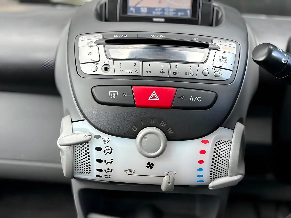 Used 2011 Toyota Aygo Go White - Interior and Exterior details 16