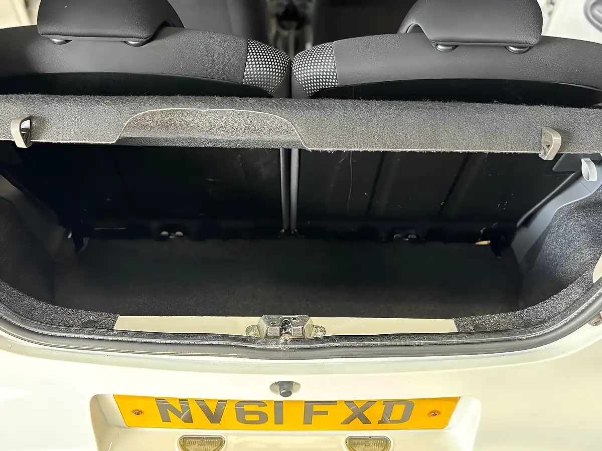 Used 2011 Toyota Aygo Go White - Interior and Exterior details 18