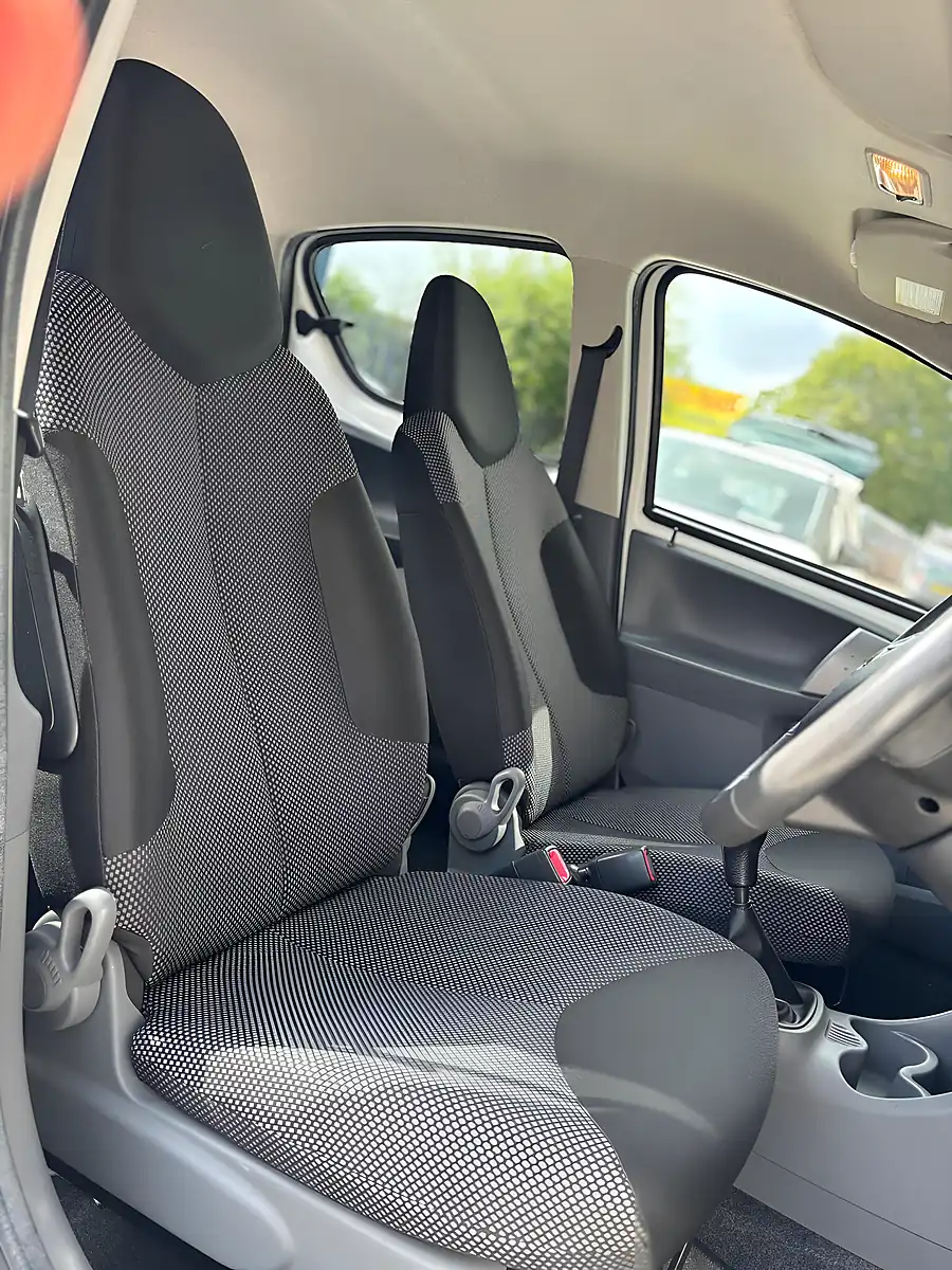 Used 2011 Toyota Aygo Go White - Interior and Exterior details 8