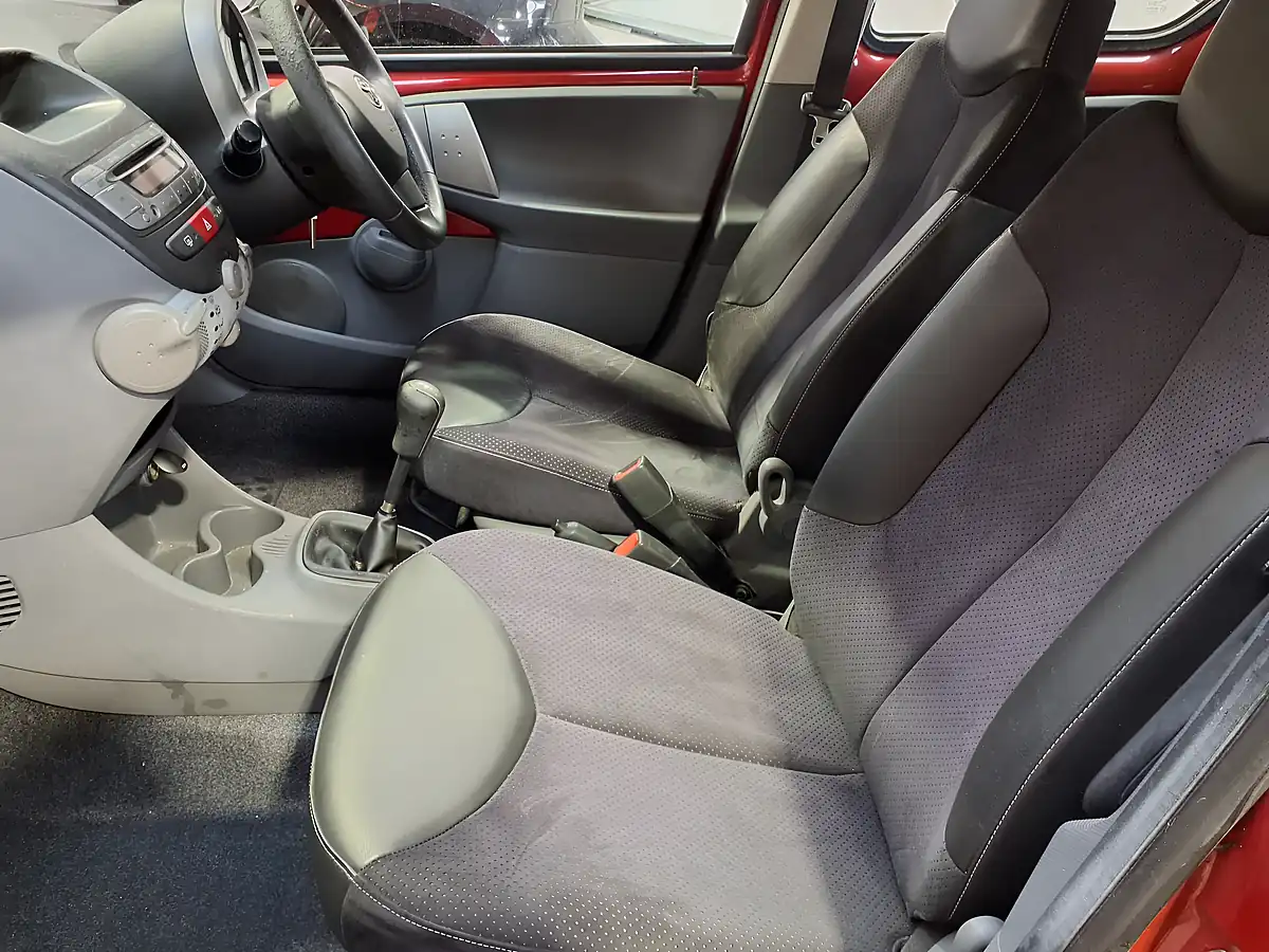 Used 2011 Toyota Aygo Ice Red - Interior and Exterior details 8