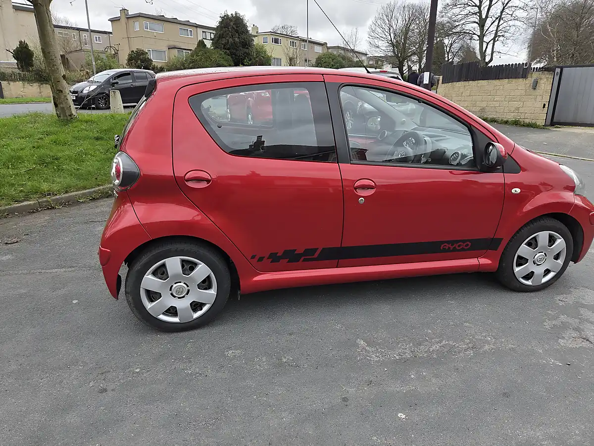 Used 2011 Toyota Aygo Ice Red - Interior and Exterior details 15