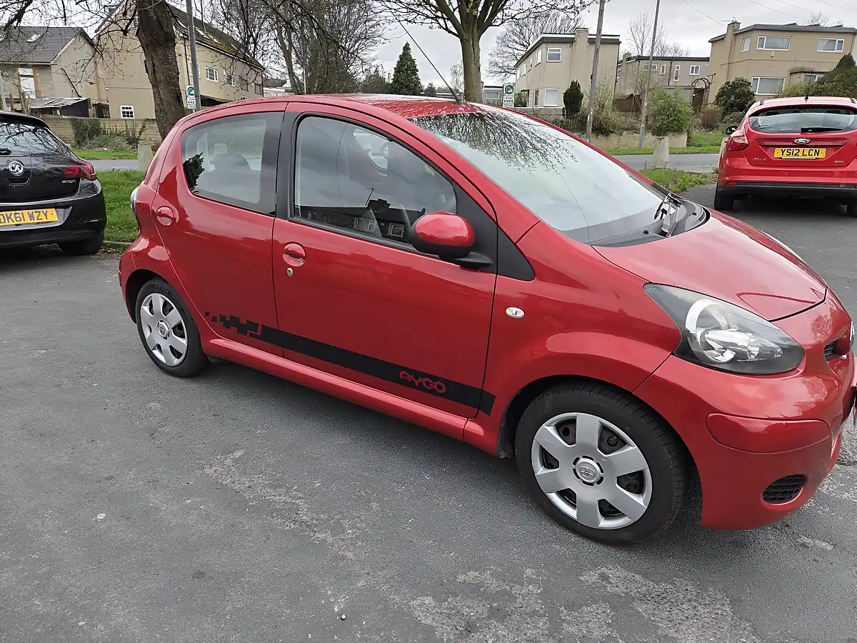 Used 2011 Toyota Aygo Ice Red - Interior and Exterior details 16