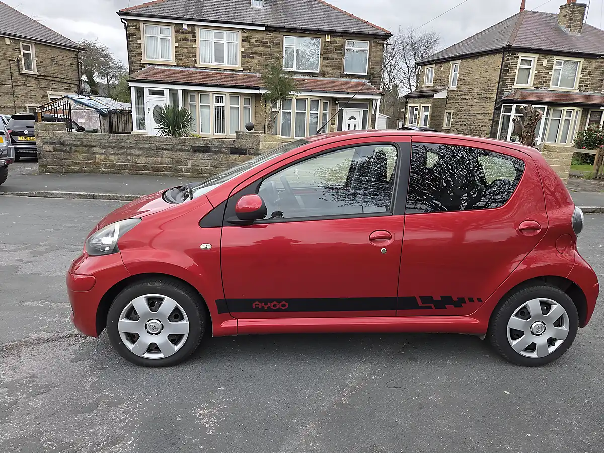 Used 2011 Toyota Aygo Ice Red - Interior and Exterior details 6