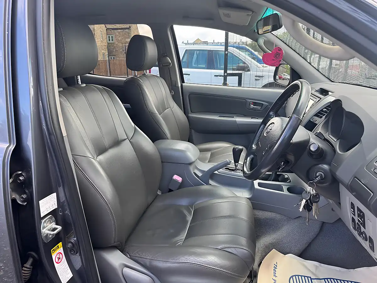 Used 2011 Toyota Hilux Invincible Grey - Interior and Exterior details 17