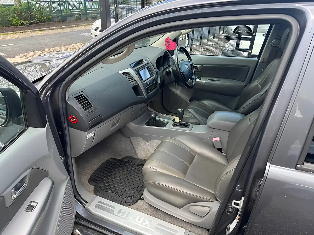 Used 2011 Toyota Hilux Invincible Grey - Interior and Exterior details 20