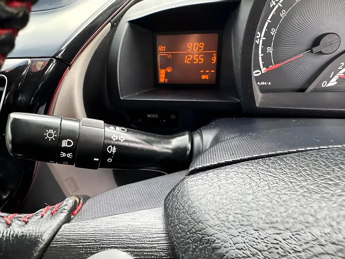 Used 2011 Toyota Iq Euro 5 Red - Interior and Exterior details 14