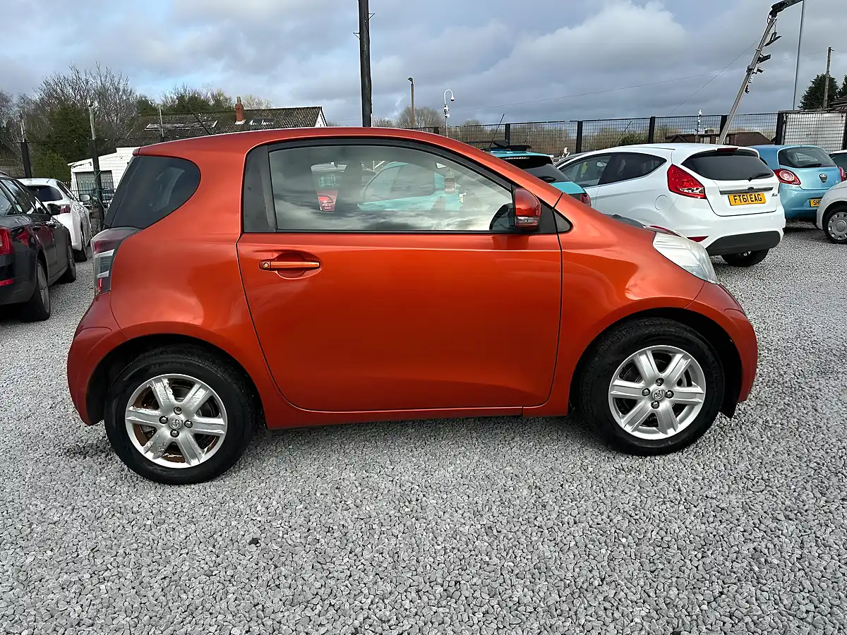 Used 2011 Toyota Iq Euro 5 Red - Interior and Exterior details 4