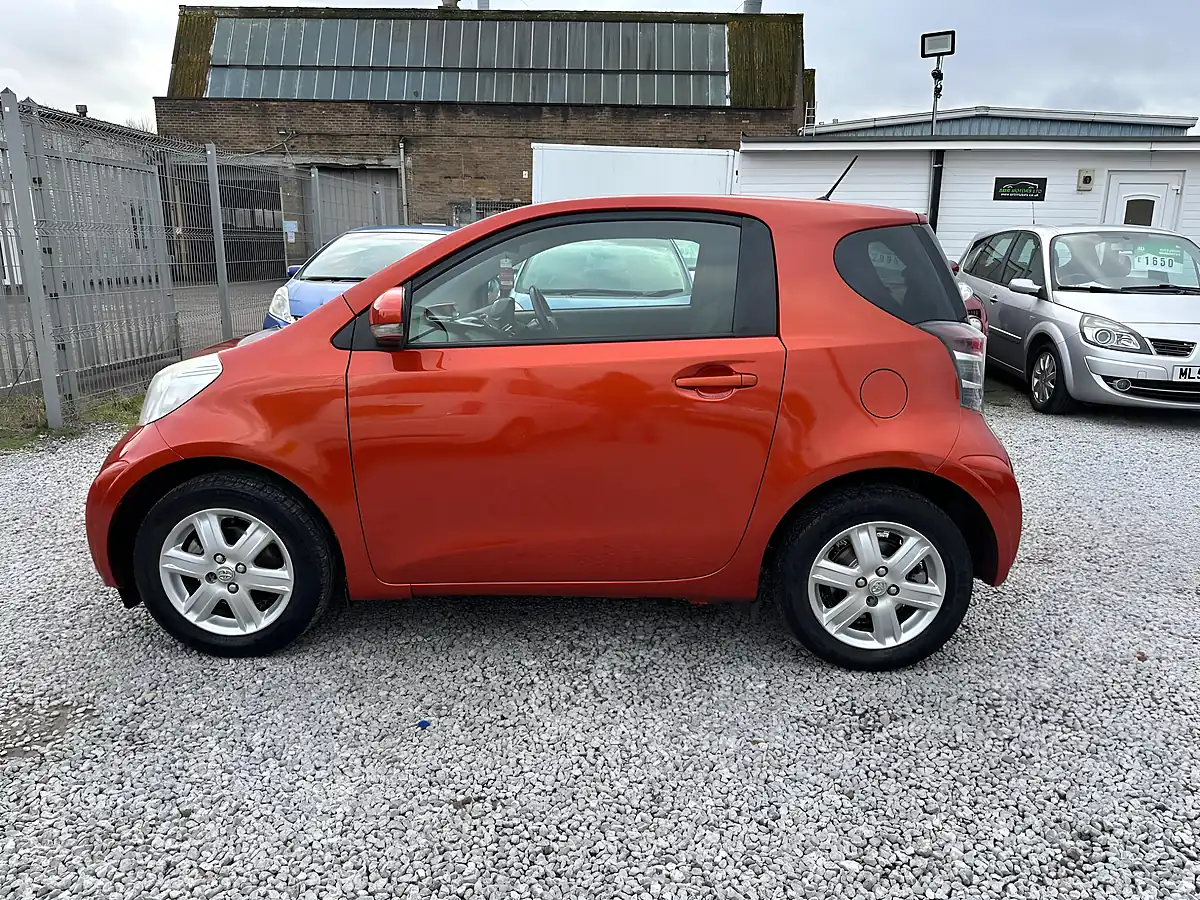 Used 2011 Toyota Iq Euro 5 Red - Interior and Exterior details 5