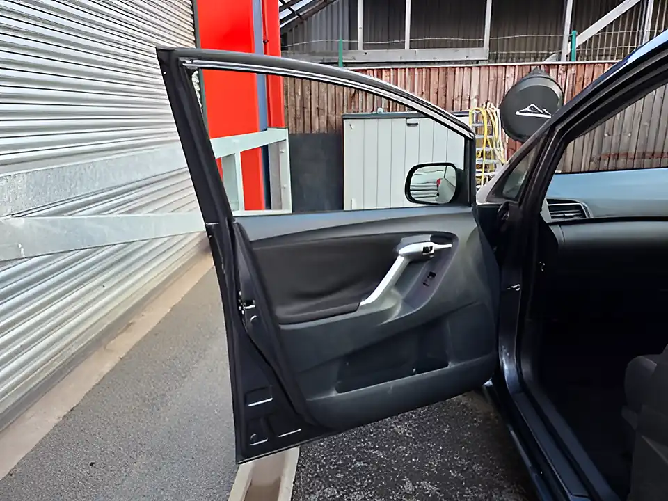 Used 2011 Toyota Verso Tr Grey - Interior and Exterior details 16