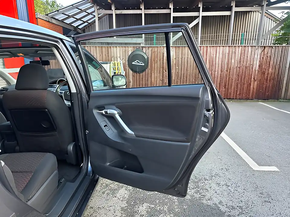 Used 2011 Toyota Verso Tr Grey - Interior and Exterior details 17