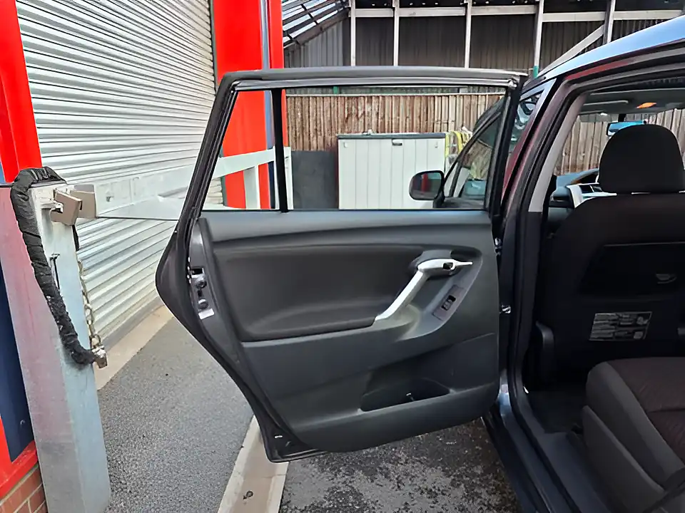 Used 2011 Toyota Verso Tr Grey - Interior and Exterior details 18