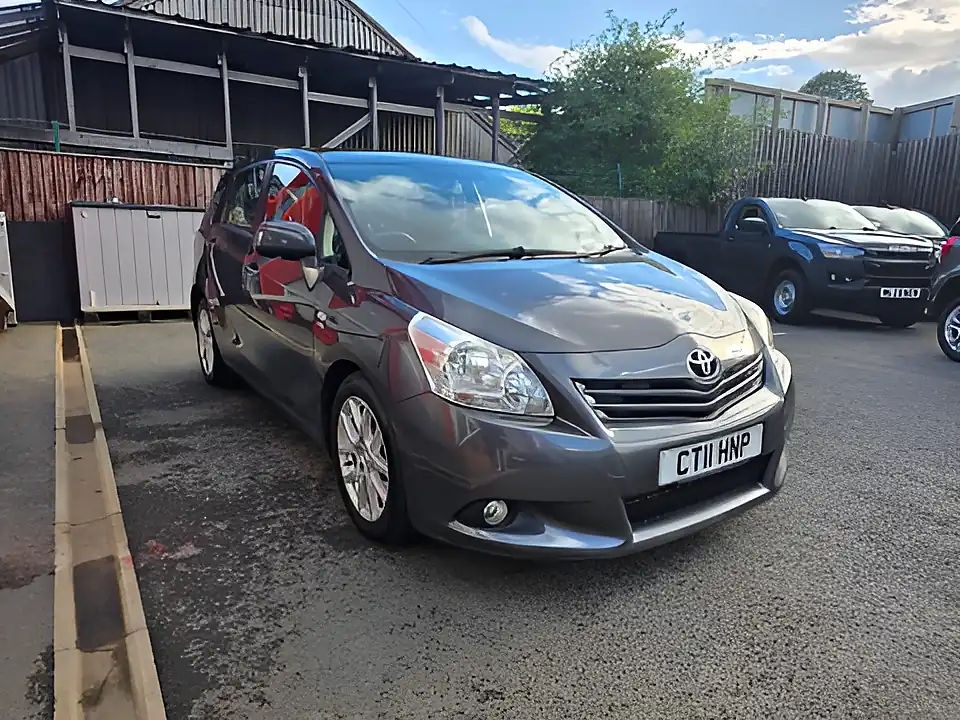 Used 2011 Toyota Verso Tr Grey - Interior and Exterior details 3