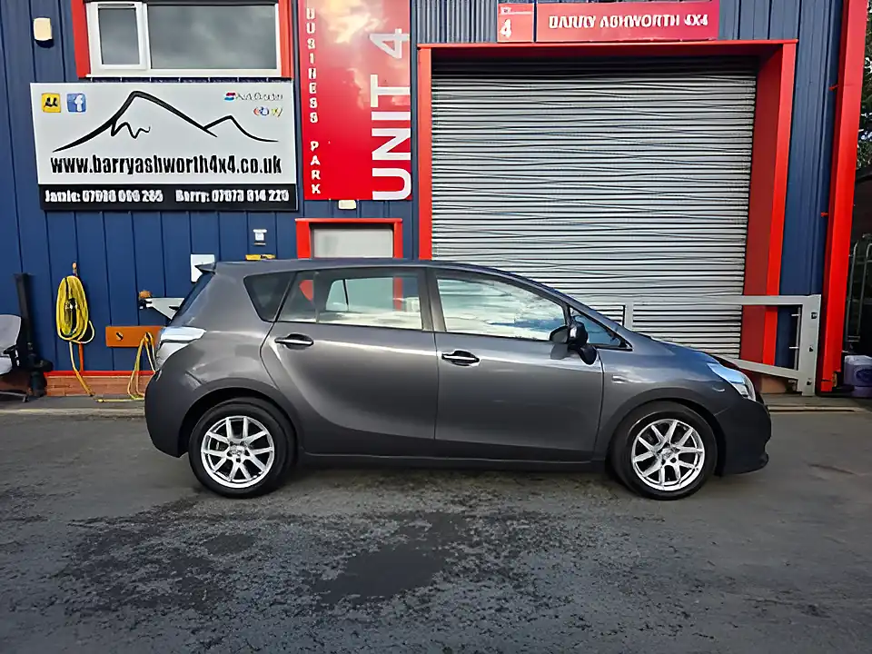 Used 2011 Toyota Verso Tr Grey - Interior and Exterior details 4