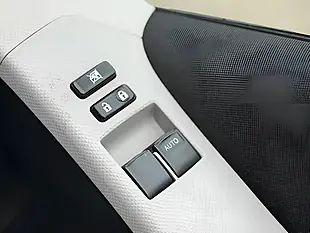 Used 2011 Toyota Yaris T Spirit Silver - Interior and Exterior details 16