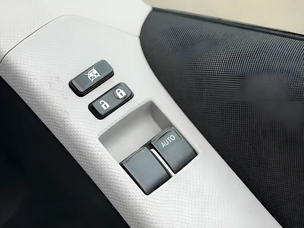 Used 2011 Toyota Yaris T Spirit Silver - Interior and Exterior details 16