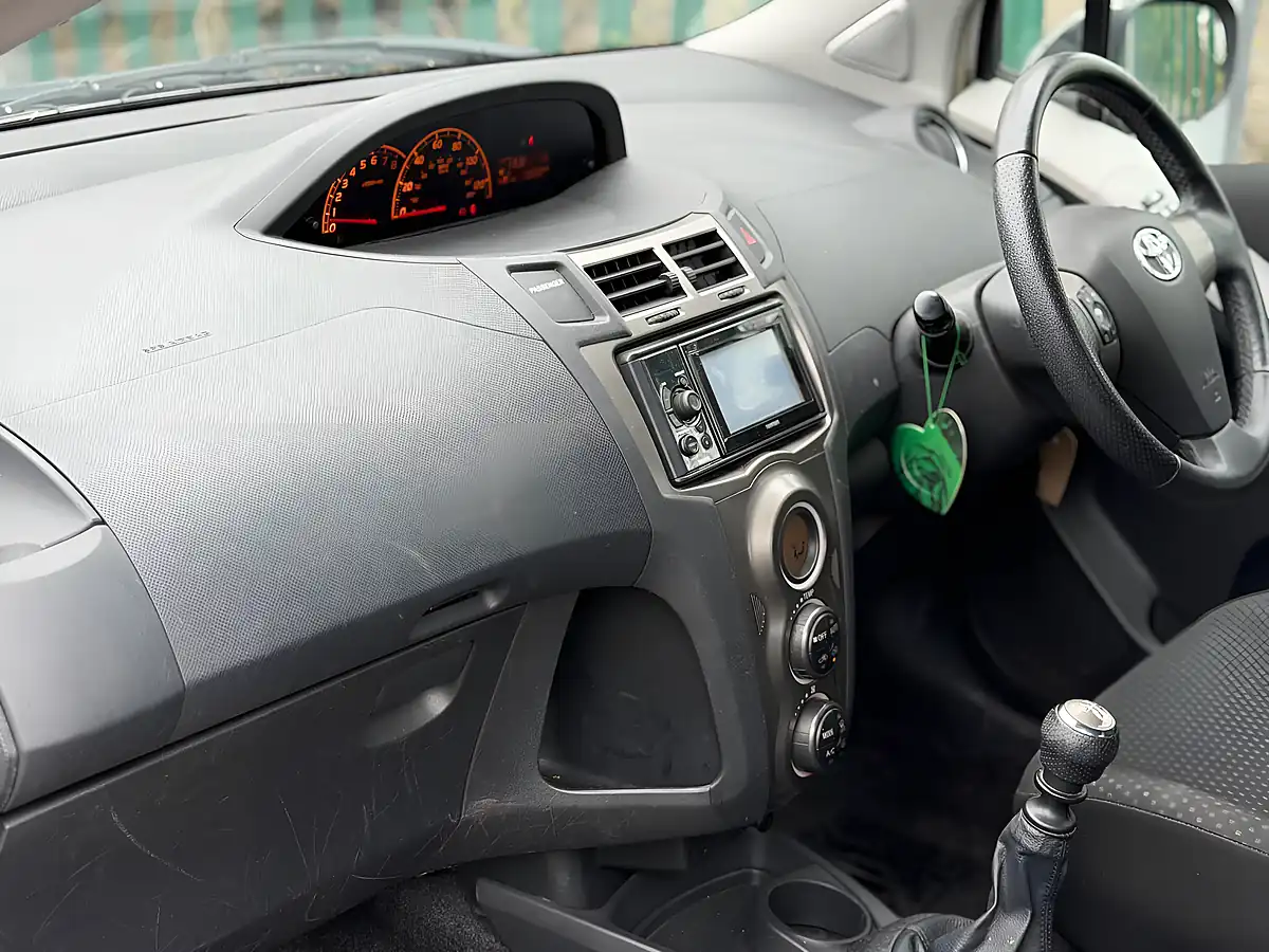 Used 2011 Toyota Yaris T Spirit Silver - Interior and Exterior details 19