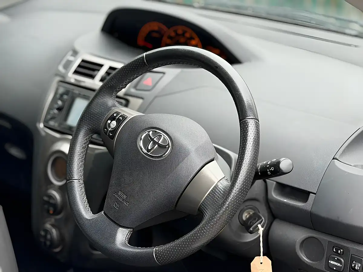 Used 2011 Toyota Yaris T Spirit Silver - Interior and Exterior details 3