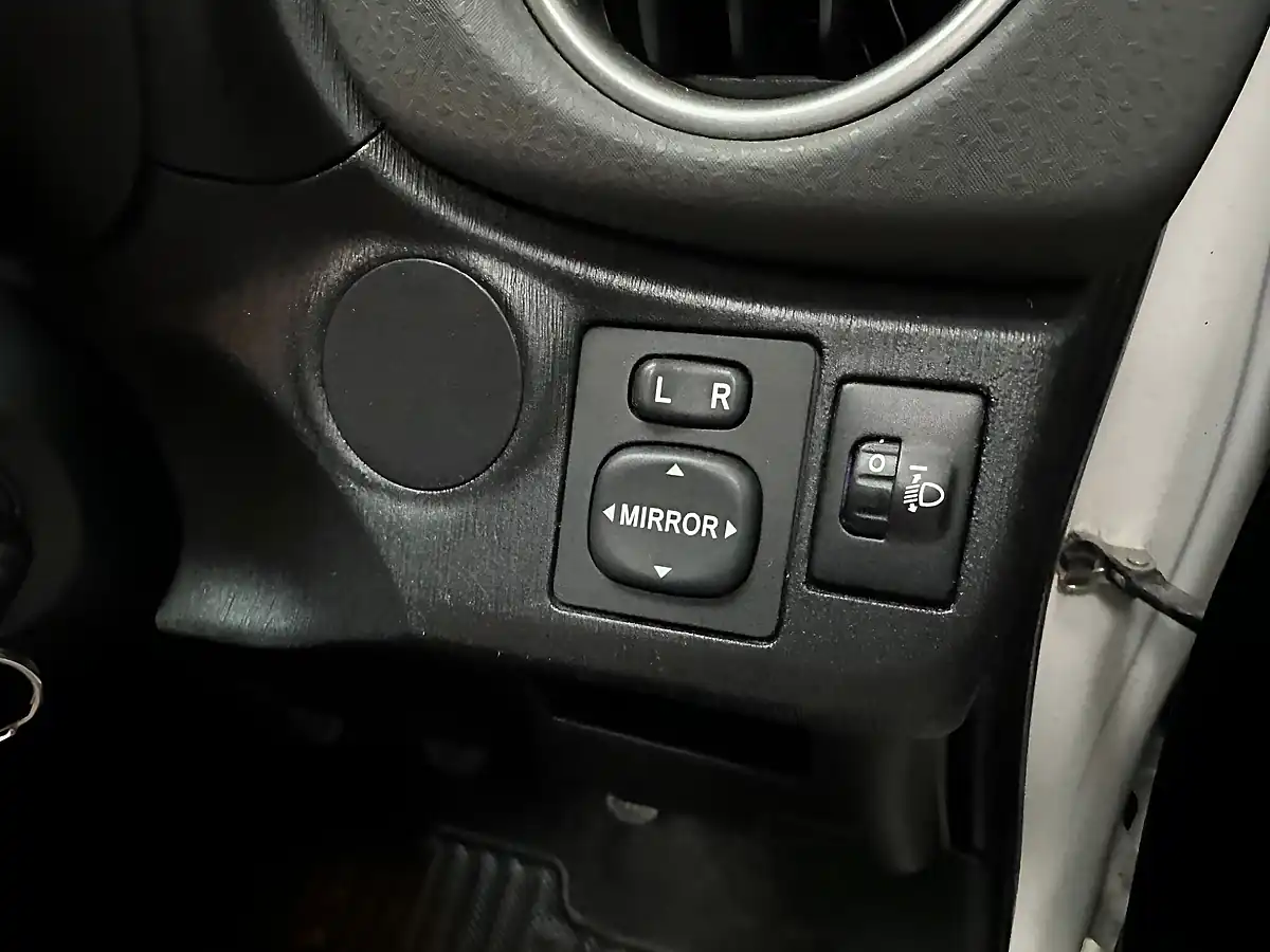 Used 2011 Toyota Yaris Tr White - Interior and Exterior details 13