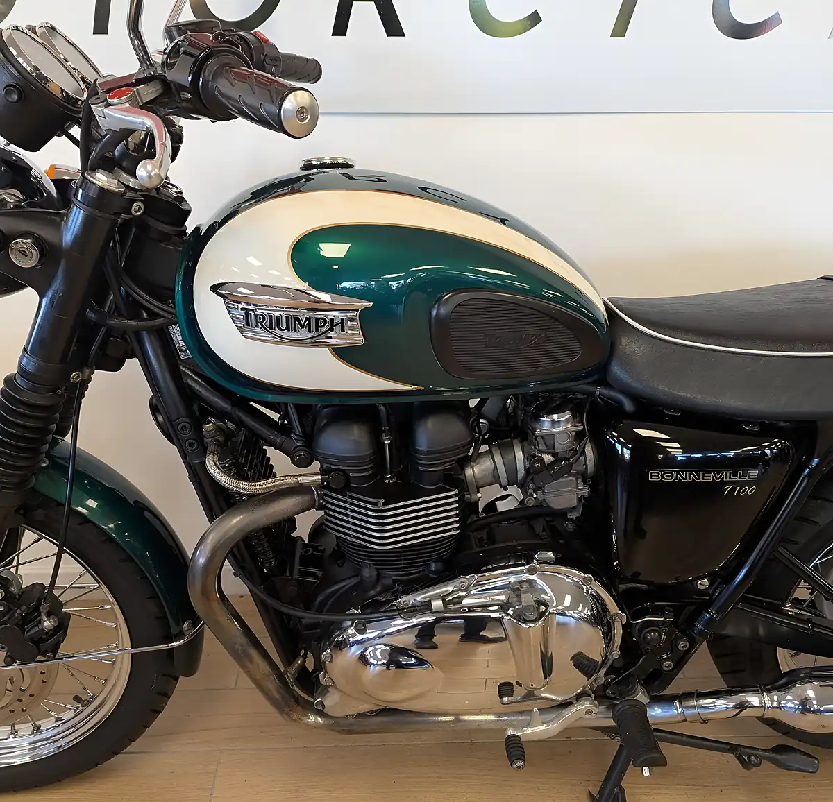 Used 2011 Triumph Bonneville T100 Green - Interior and Exterior details 12