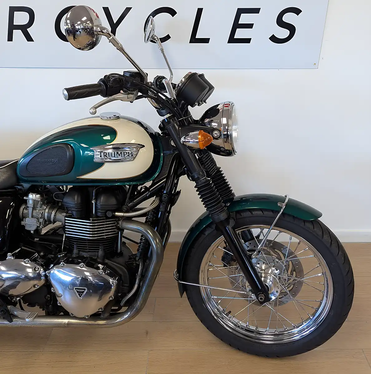 Used 2011 Triumph Bonneville T100 Green - Interior and Exterior details 18