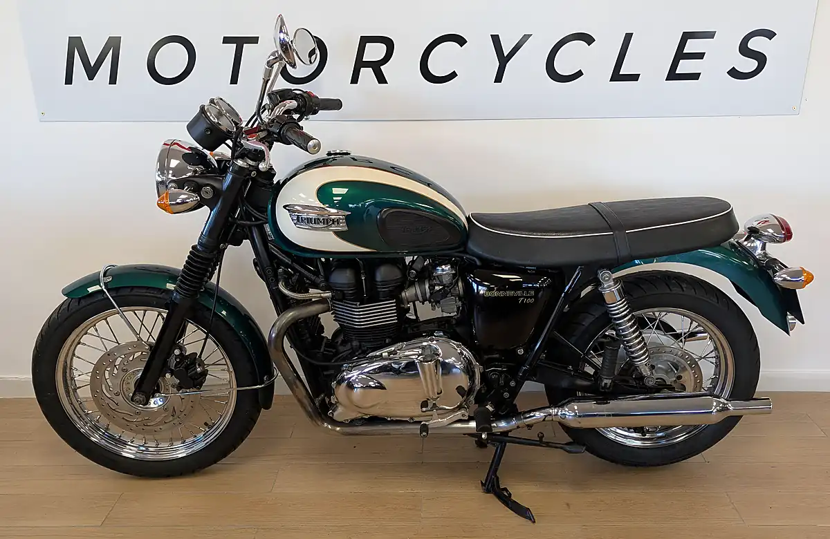 Used 2011 Triumph Bonneville T100 Green - Interior and Exterior details 4