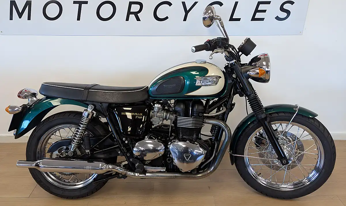 Used 2011 Triumph Bonneville T100 Green - Interior and Exterior details 5
