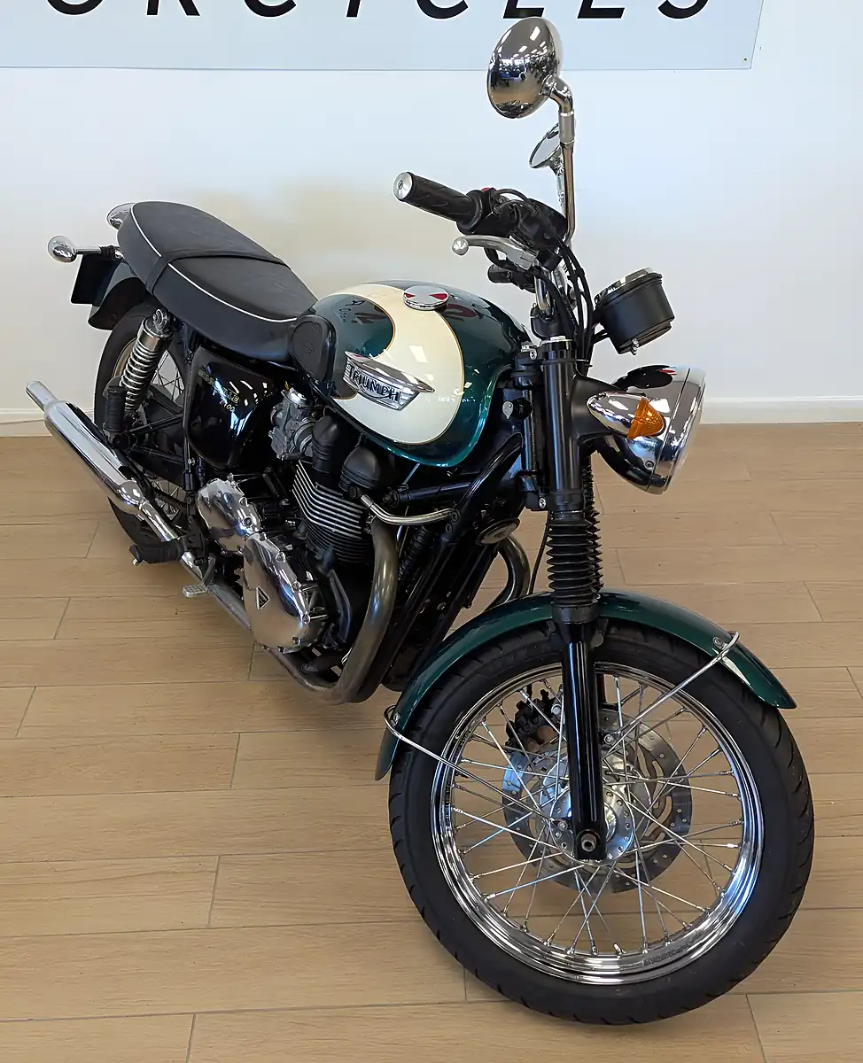 Used 2011 Triumph Bonneville T100 Green - Interior and Exterior details 6