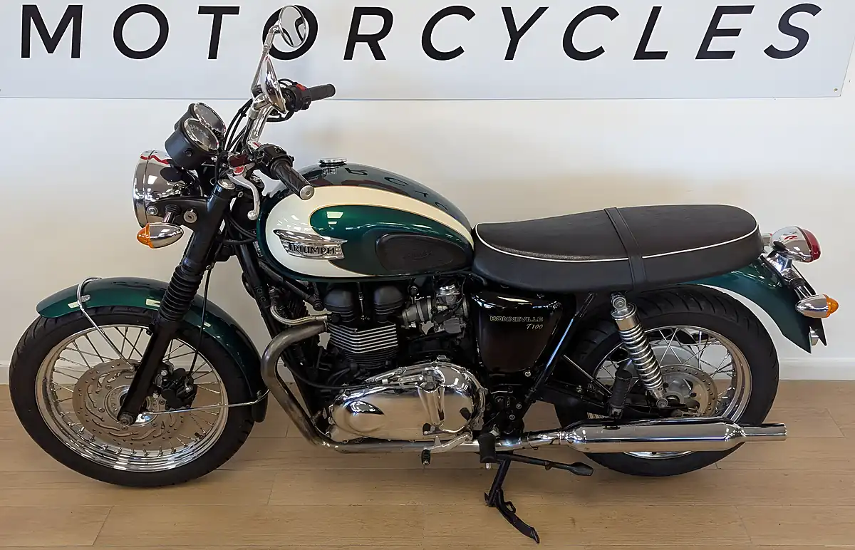 Used 2011 Triumph Bonneville T100 Green - Interior and Exterior details 8
