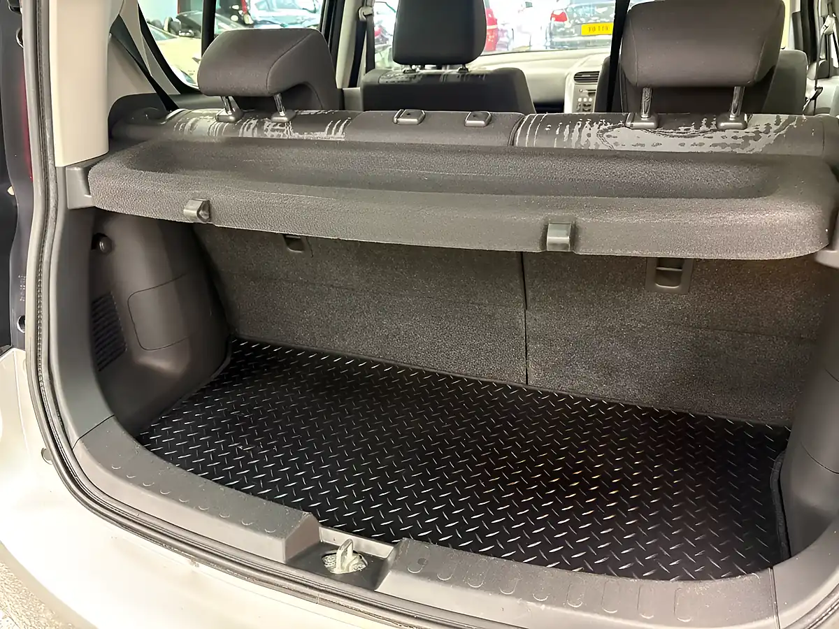 Used 2011 Vauxhall Agila Se Silver - Interior and Exterior details 11