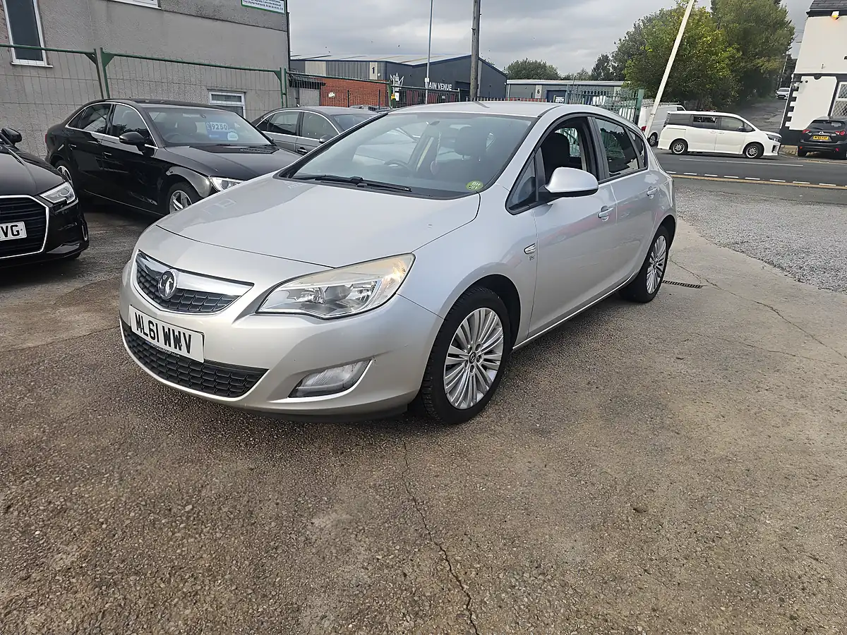 Used 2011 Vauxhall Astra Excite Silver - Interior and Exterior details 3