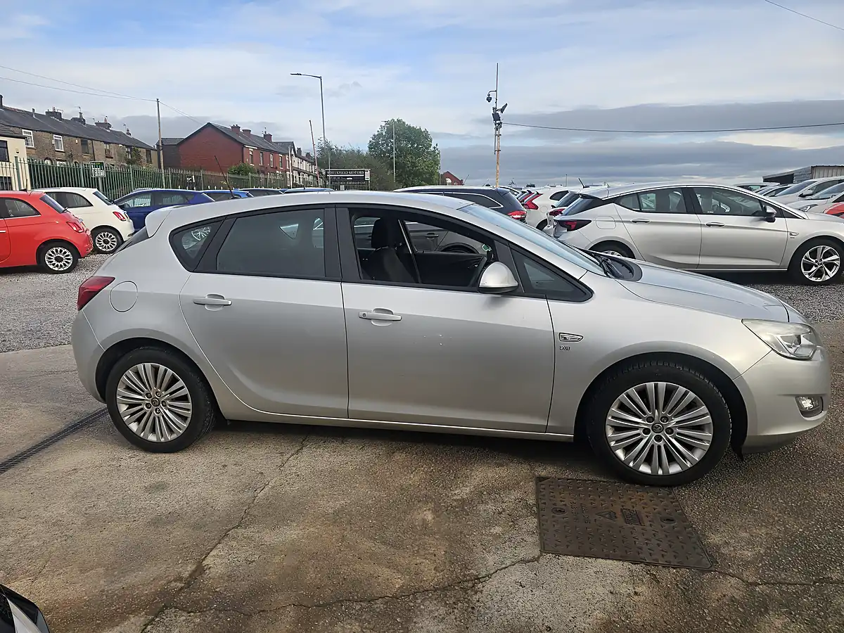 Used 2011 Vauxhall Astra Excite Silver - Interior and Exterior details 4