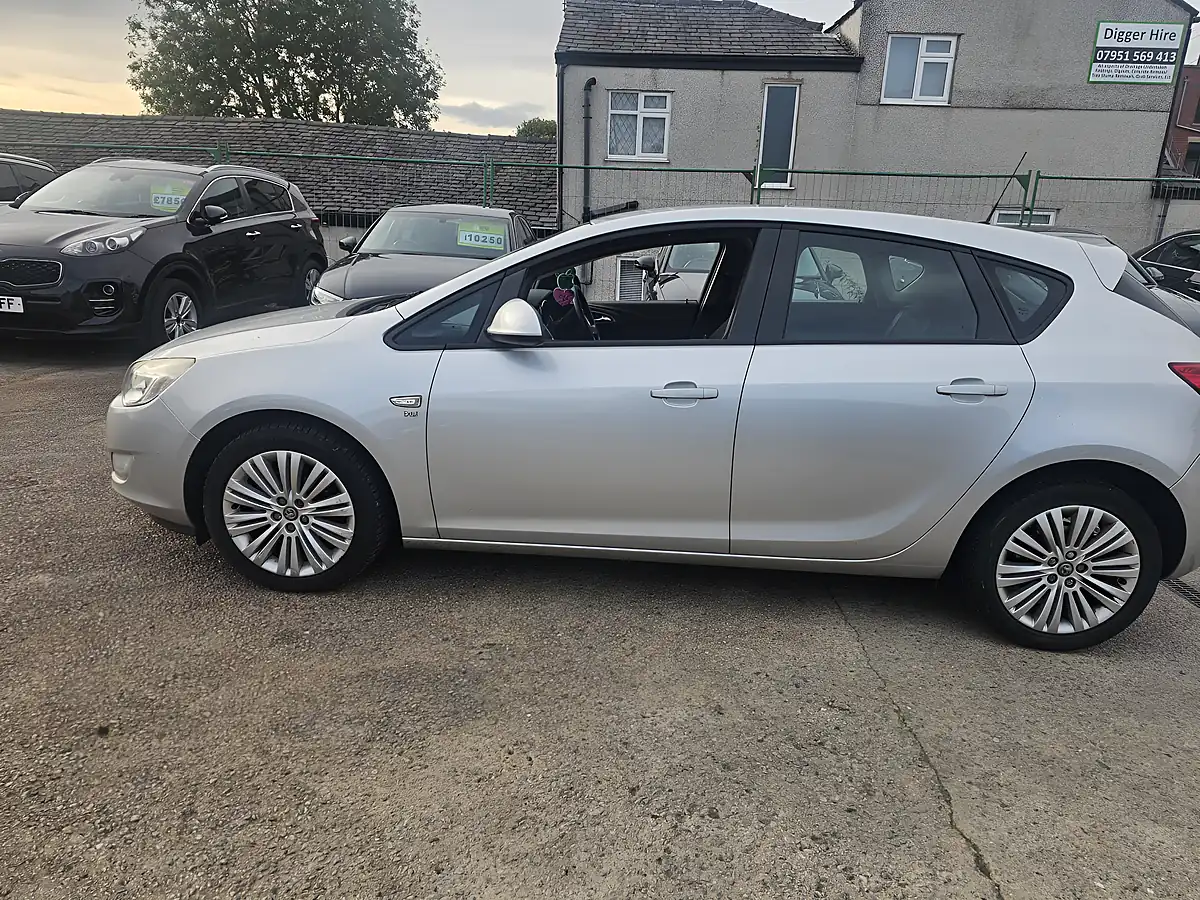 Used 2011 Vauxhall Astra Excite Silver - Interior and Exterior details 5