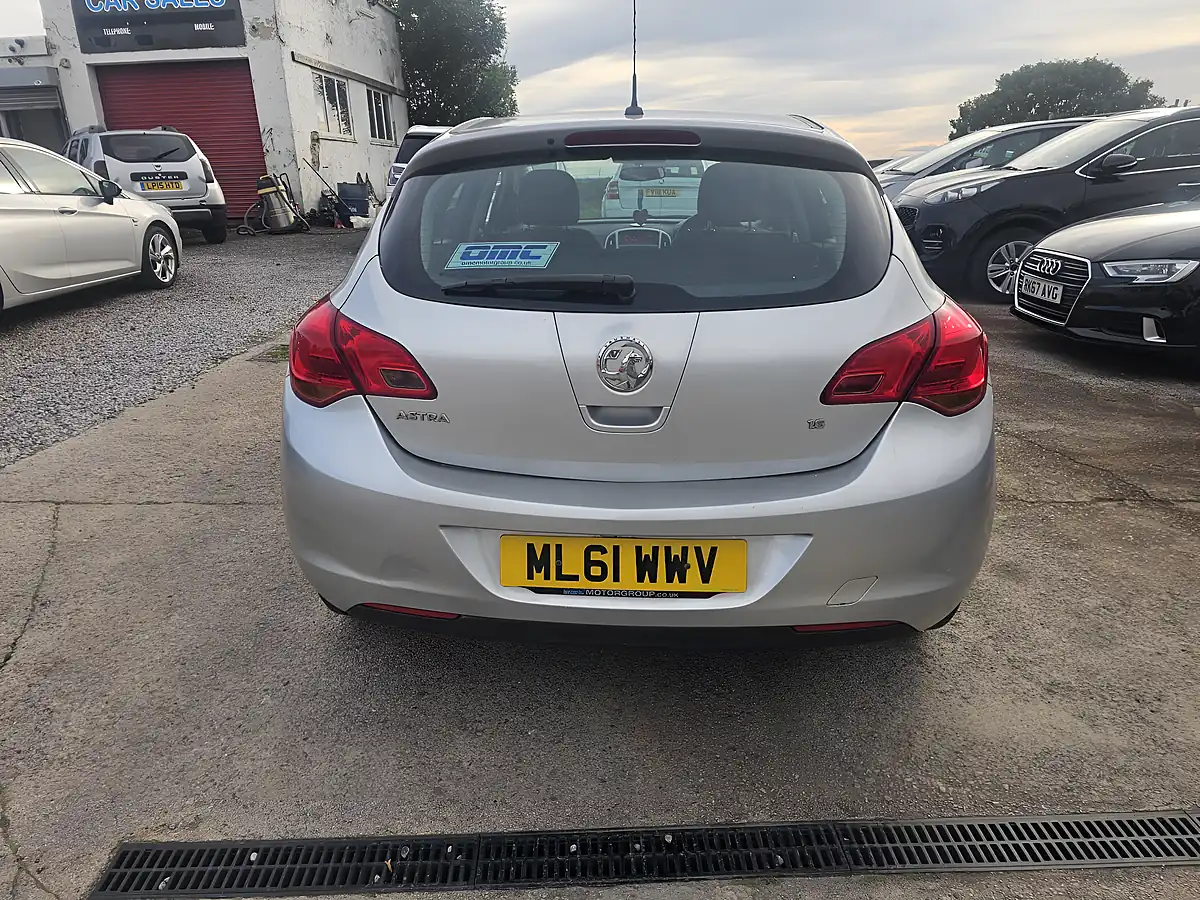 Used 2011 Vauxhall Astra Excite Silver - Interior and Exterior details 6