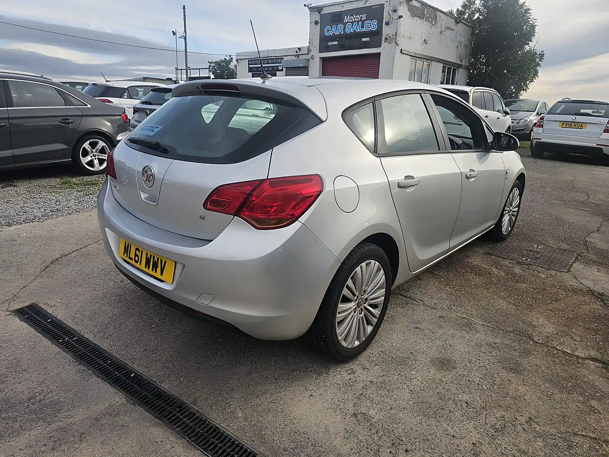 Used 2011 Vauxhall Astra Excite Silver - Interior and Exterior details 7