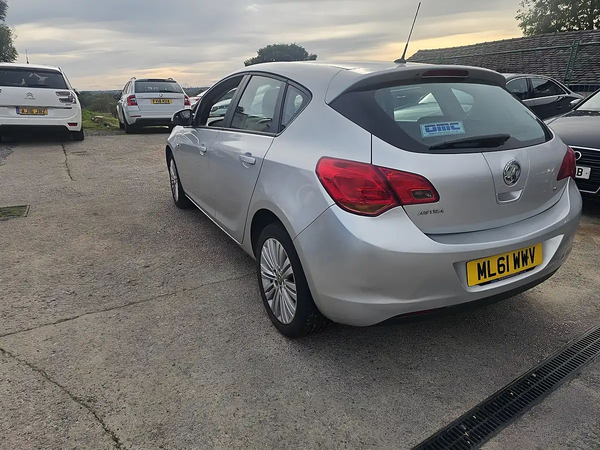 Used 2011 Vauxhall Astra Excite Silver - Interior and Exterior details 8