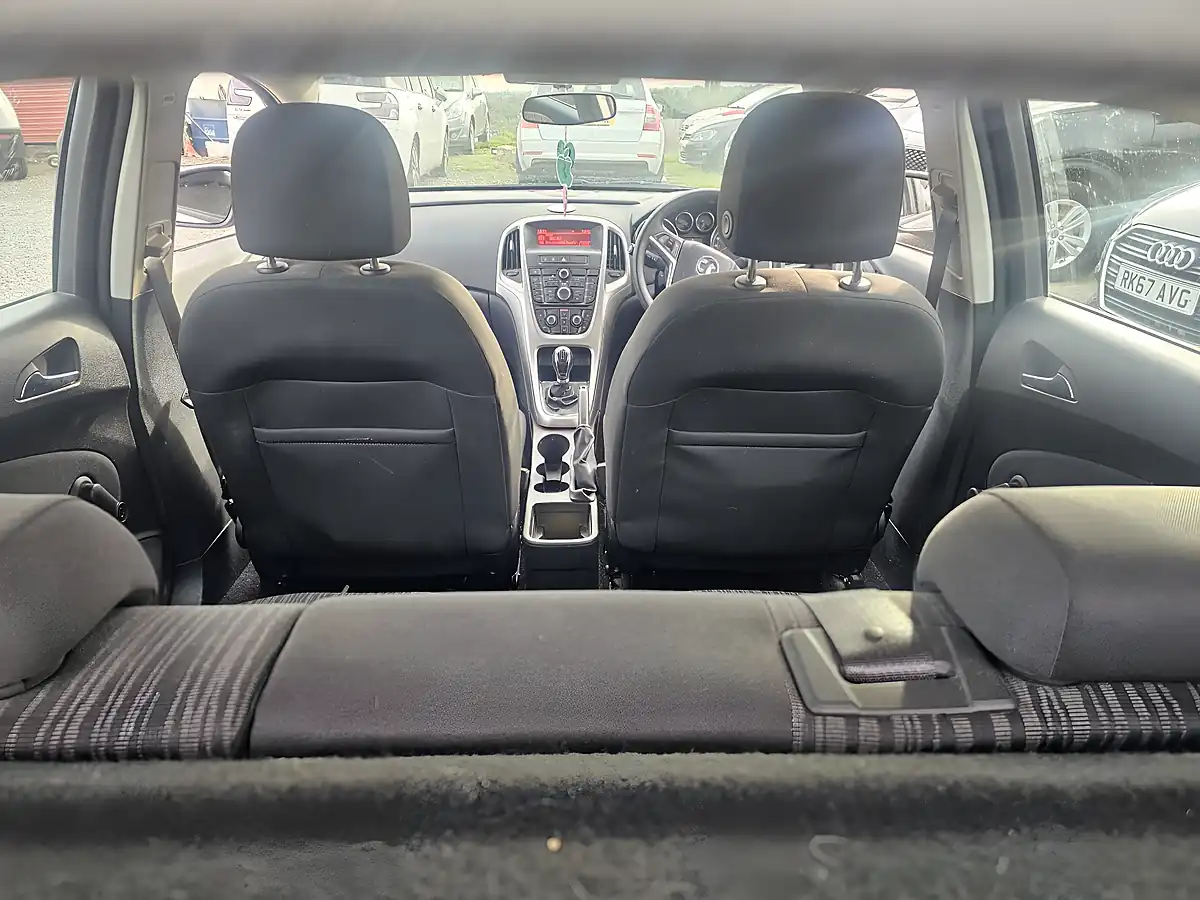 Used 2011 Vauxhall Astra Excite Silver - Interior and Exterior details 9