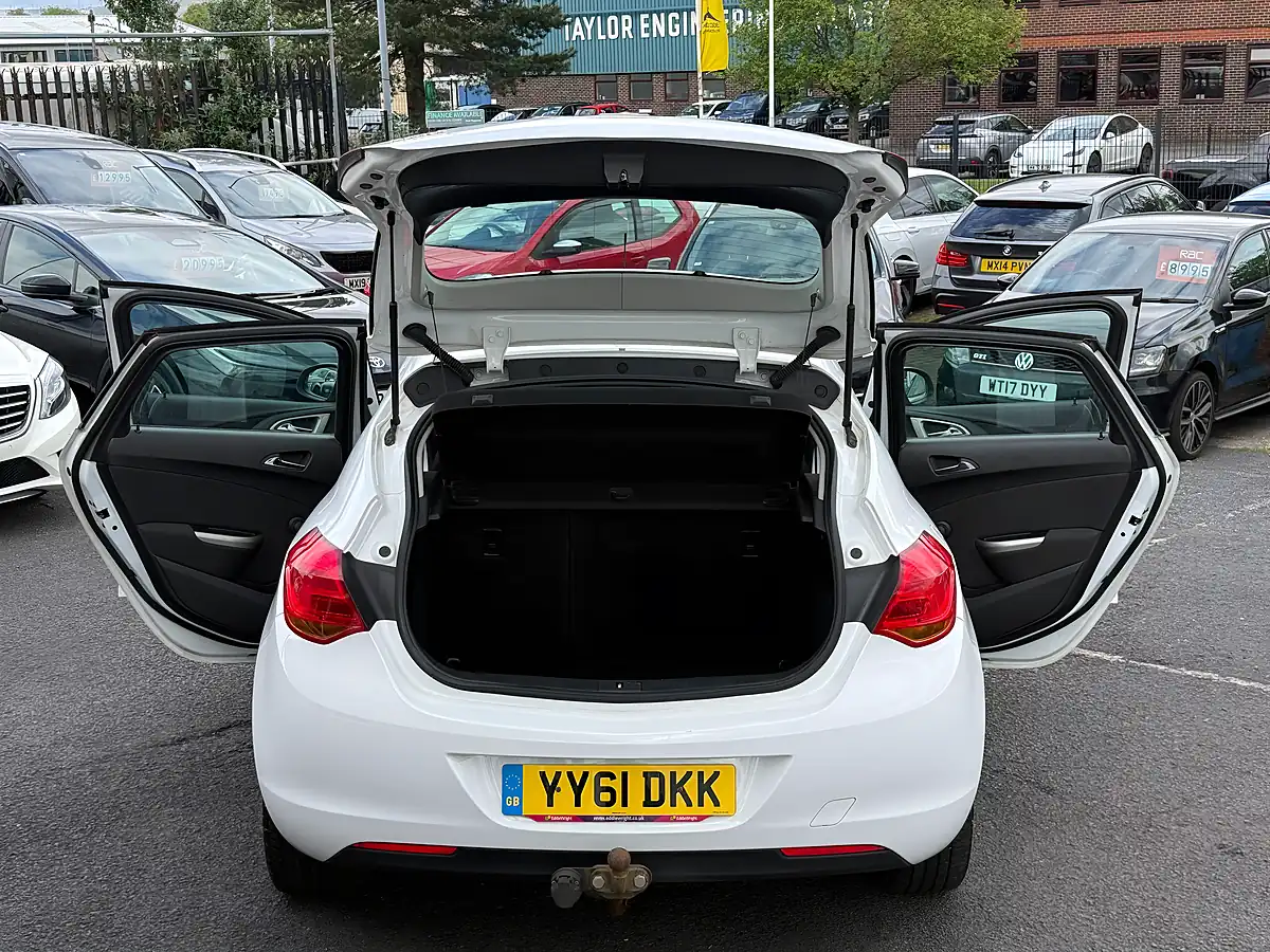 Used 2011 Vauxhall Astra Excite White - Interior and Exterior details 11