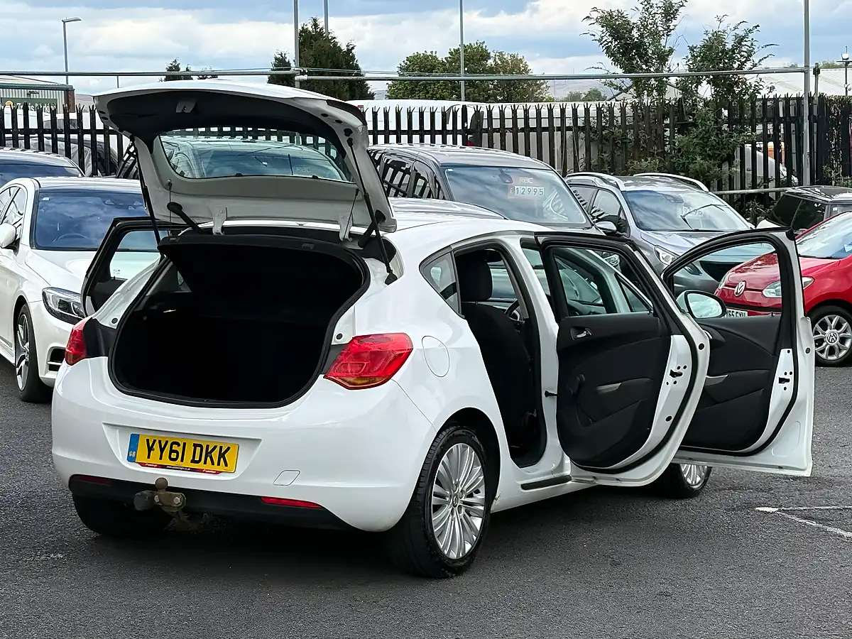 Used 2011 Vauxhall Astra Excite White - Interior and Exterior details 2