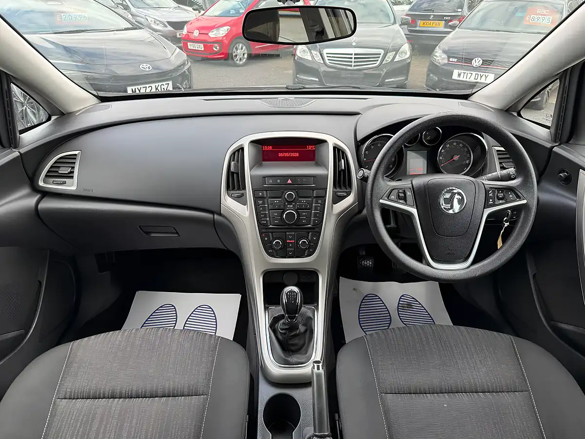 Used 2011 Vauxhall Astra Excite White - Interior and Exterior details 3