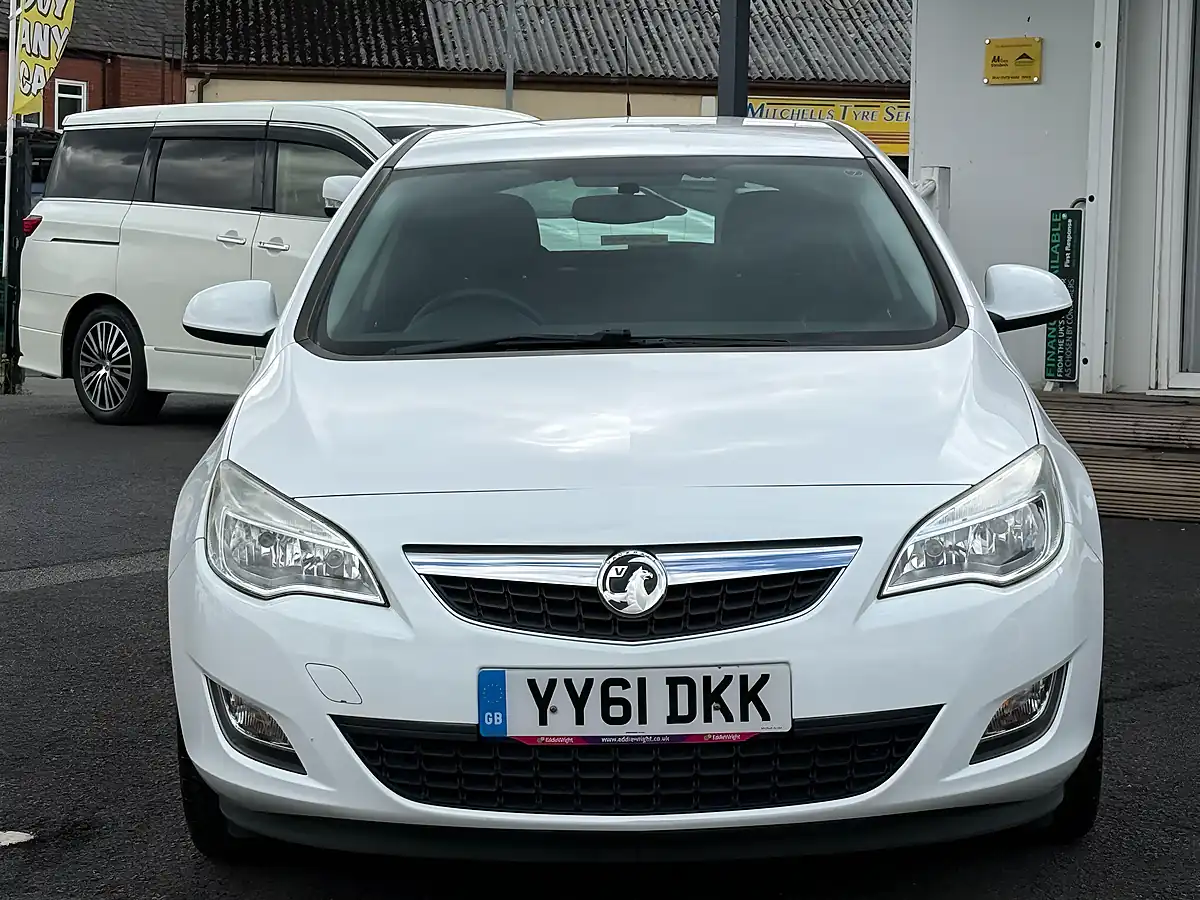 Used 2011 Vauxhall Astra Excite White - Interior and Exterior details 7