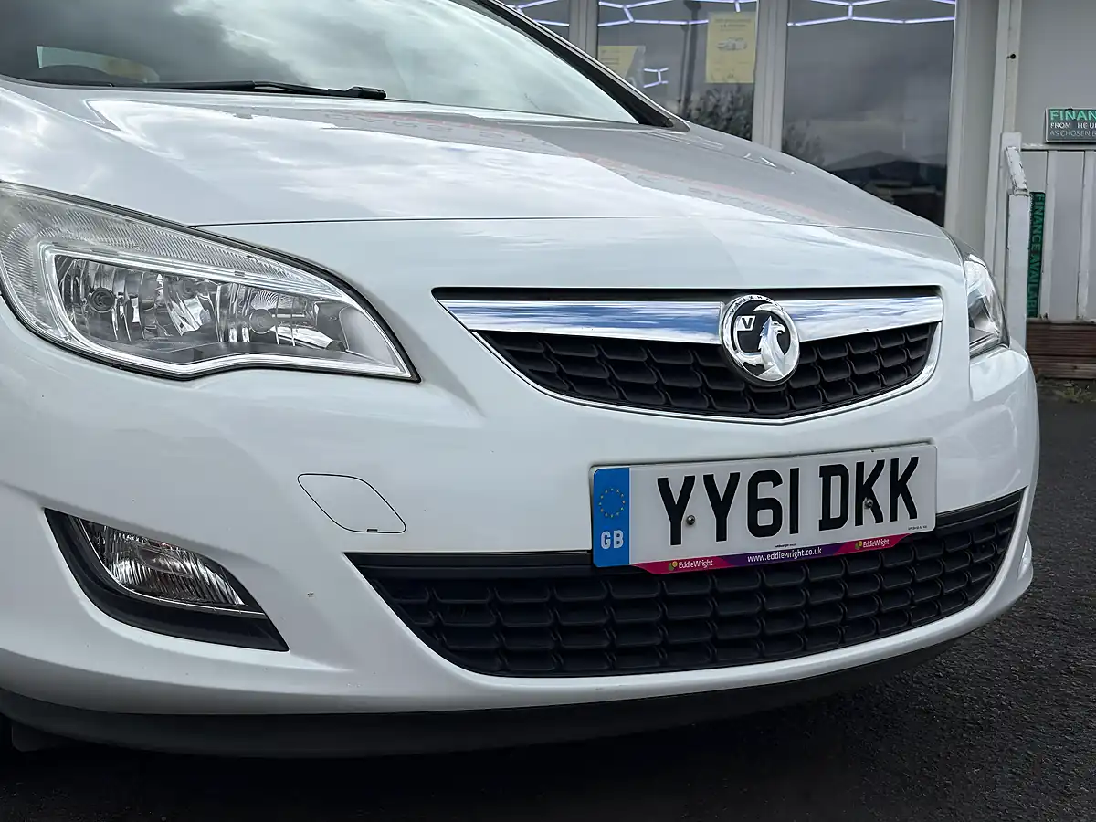 Used 2011 Vauxhall Astra Excite White - Interior and Exterior details 9