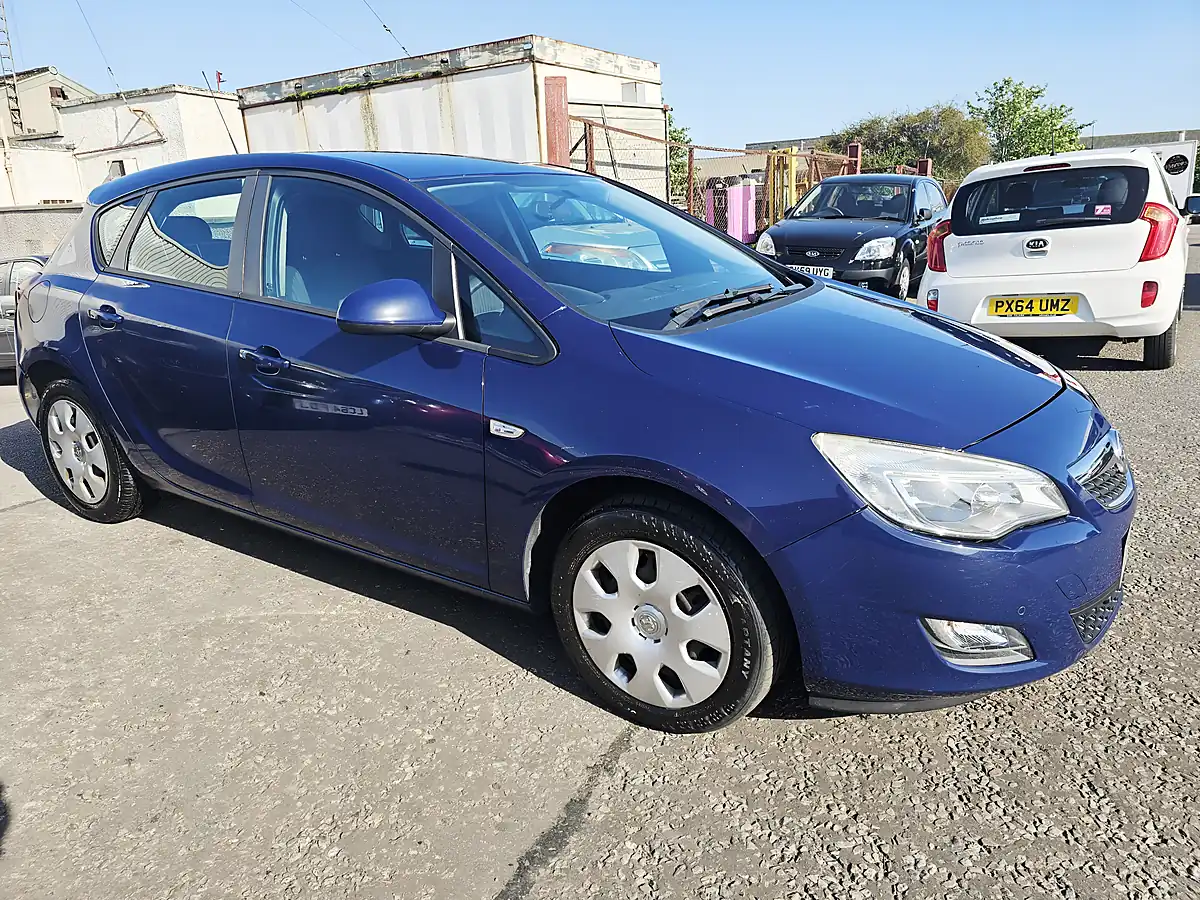 Used 2011 Vauxhall Astra Exclusiv Blue - Front View