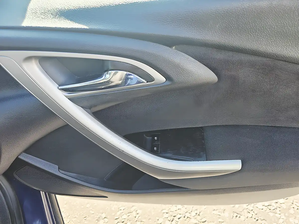 Used 2011 Vauxhall Astra Exclusiv Blue - Interior and Exterior details 14