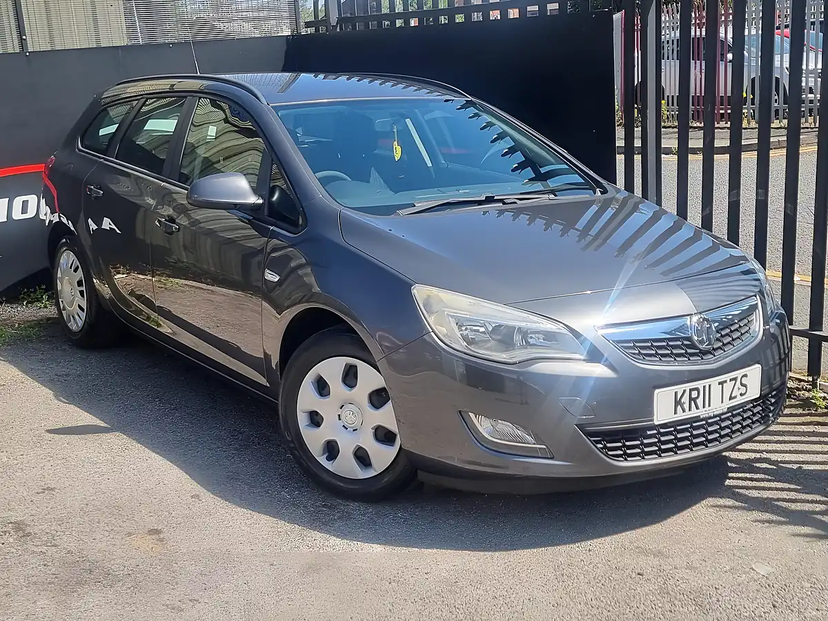 Used 2011 Vauxhall Astra Exclusiv Sports Tourer Grey - Front View