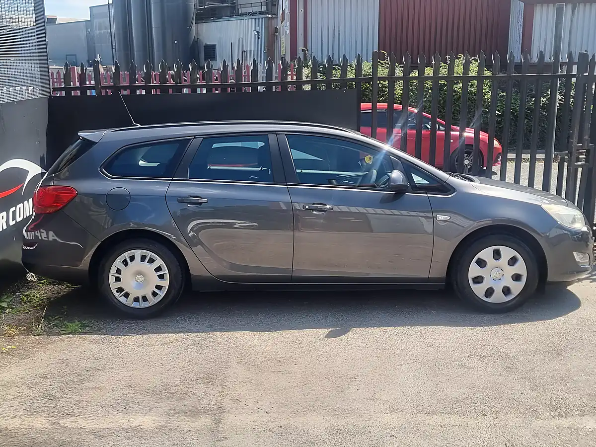 Used 2011 Vauxhall Astra Exclusiv Sports Tourer Grey - Interior and Exterior details 4
