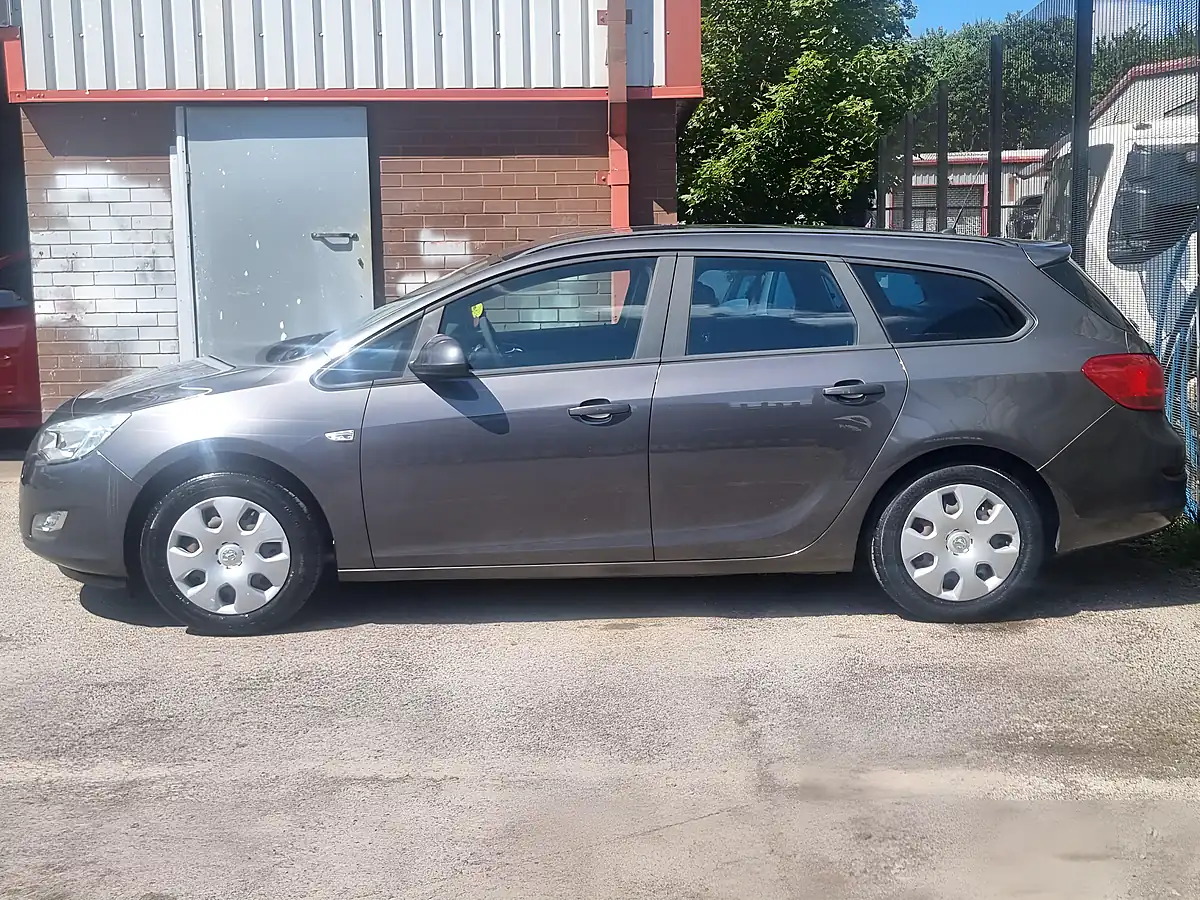 Used 2011 Vauxhall Astra Exclusiv Sports Tourer Grey - Interior and Exterior details 5