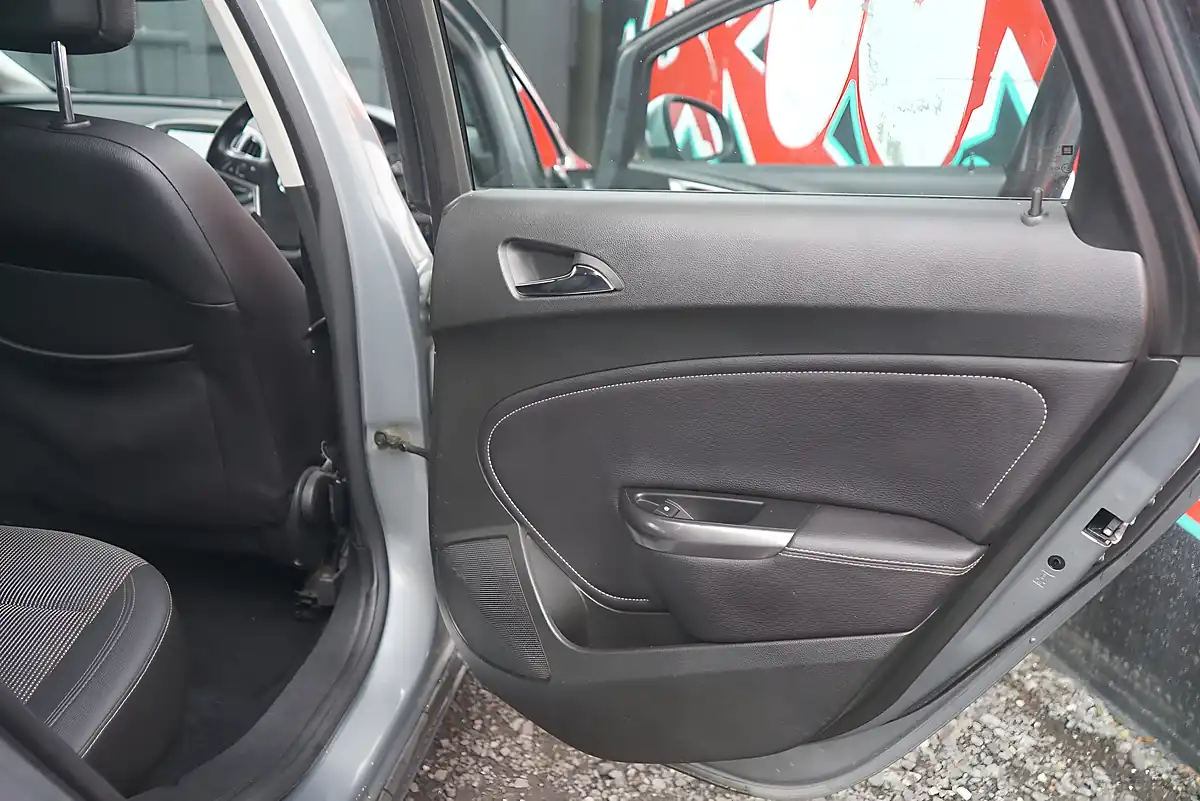 Used 2011 Vauxhall Astra Se Silver - Interior and Exterior details 15